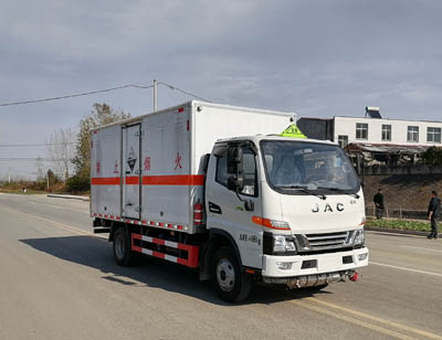 大力牌DLQ5040XFWHFC6型腐蝕性物品廂式運輸車
