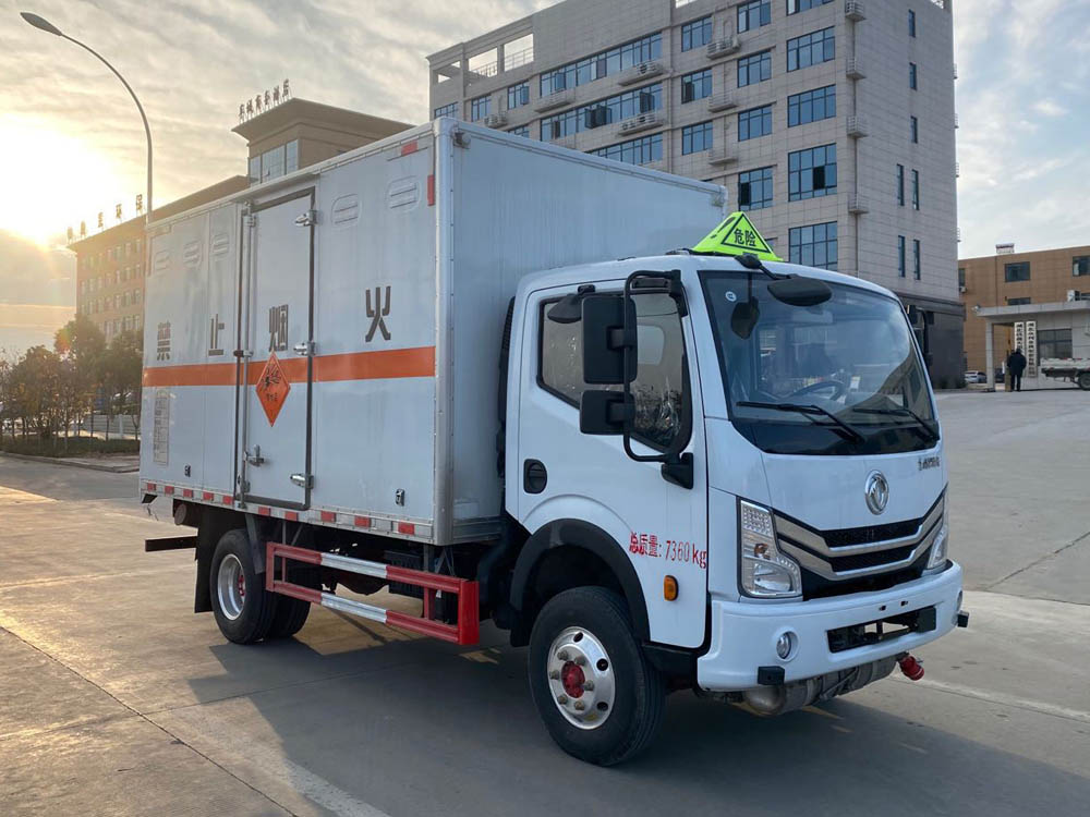 楚勝牌CSC5075XQY6型爆破器材運(yùn)輸車